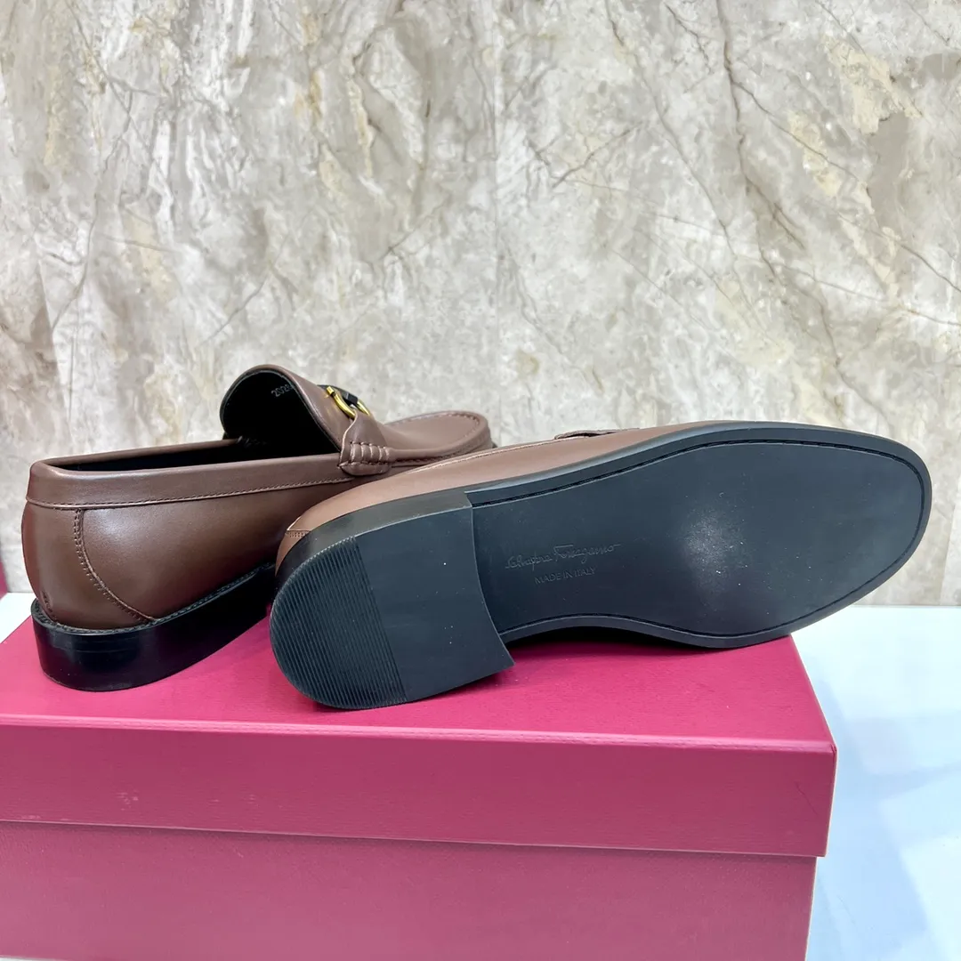 Original quality P580 Brand: Ferragamo Standard size: Men's size 38/44 (45 can be customized) Grade: Same style as the official website High-quality men's shoes Material: Customized first-layer calfskin with water-dyed cowhide lining Cowhide tiptoe Original non-slip and wear-resistant rubber outsole Style category: Men's formal business leather shoes Young and fashionable European and American trends British style Casual matching Comfortable feet Color: Actual picture